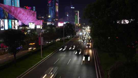 夜晚城市道路车来车往实拍