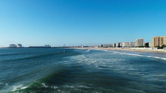 海面上翻滚的海浪