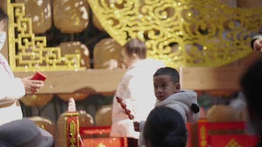 春节过年小孩在台上举着糖葫芦热闹温馨
