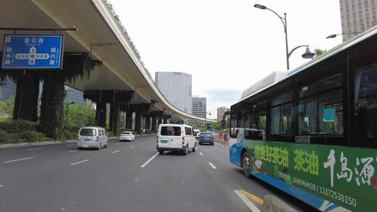 汽车行驶在城市