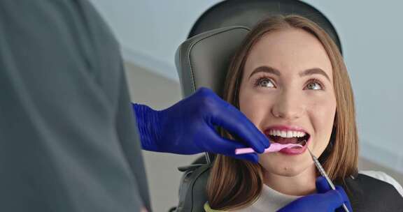 牙医在诊所为女性患者提供愉快的牙科检查