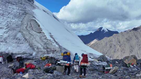 四川年波贡嘎雪山冰川前的登山团队