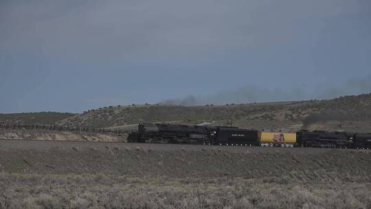 行驶中的蒸汽机车航拍视频素材模板下载