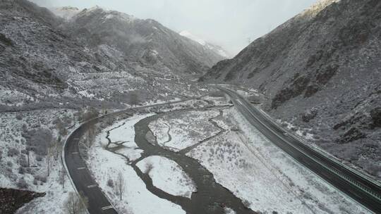 青海玉树共玉高速雪原公路自然风光