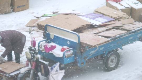 东北大雪天雪花纷飞收废品破烂的老人