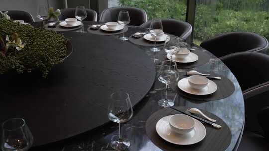 新中式餐厅圆桌餐桌和餐具