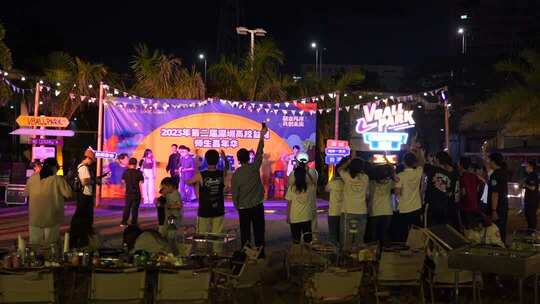 夜晚户外活动人群聚集场景