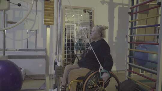 臂力康复训练  关爱残疾人 残疾人