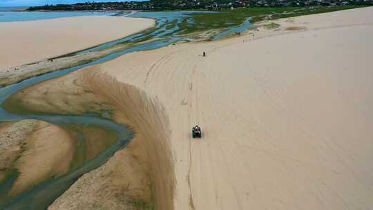 Jericoacoara Ceara巴西。风景优美的沙丘和绿松石雨水湖