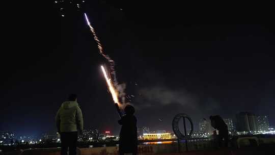 新年春节元宵节燃放烟花加特林