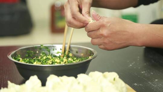 包饺子手捏饺子