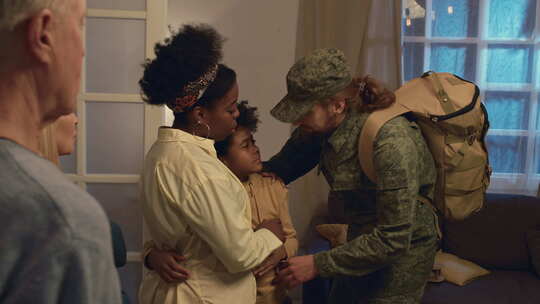 悲伤的家庭成员向参战的军人告别