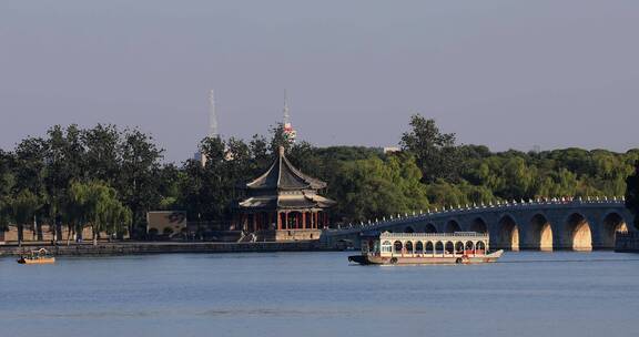 北京颐和园昆明湖十七孔桥和游船
