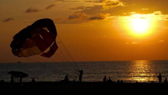 海滩上的降落伞和日落