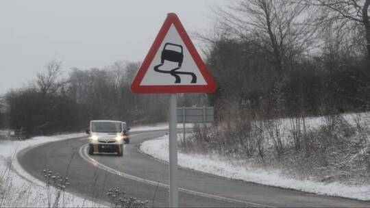 汽车行驶过路面警告标志