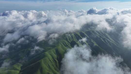 绿色山丘上的风力发电机群全景