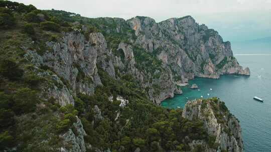 海边悬崖海景游艇度假