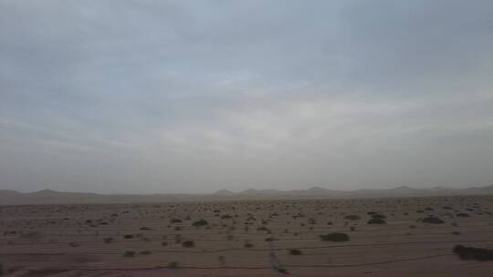 车窗外大漠戈壁沙尘暴