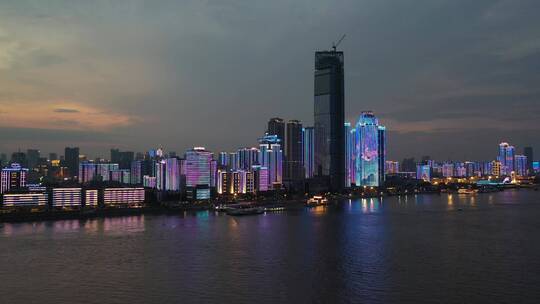 武汉长江江滩城市天际线夜景高楼航拍风光