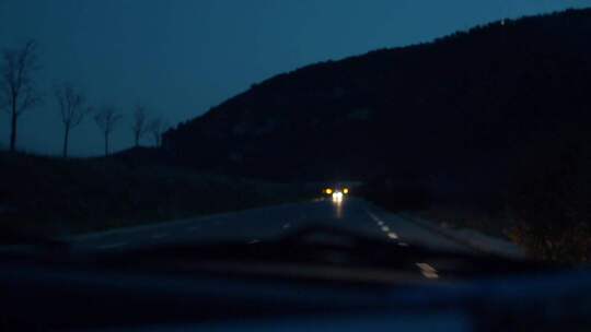 夜晚道路开车黑夜行驶安全驾驶