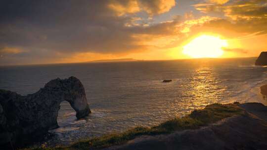 从英国多塞特郡杜德尔门的悬崖上欣赏日落的