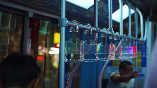 公交车上 孤独下班做公交茶叶 空镜头夜景视频素材模板下载