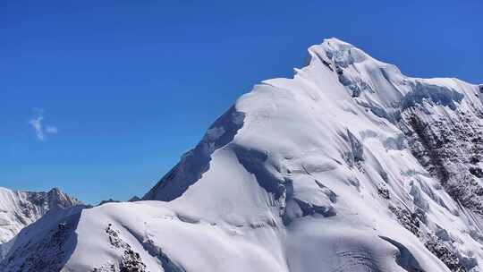 航拍川西横断山脉勒多曼因雪山山脊线风光