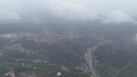 航拍云雾缭绕的乡村山川风光