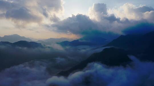 清晨云海中的群山