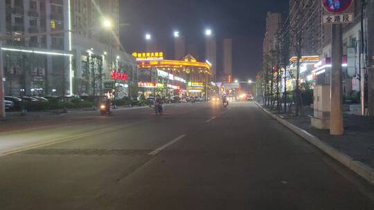 夜晚街头街道商铺商场实拍车辆交通