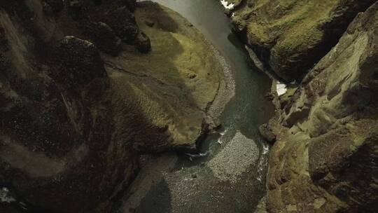 流经峡谷的浅水河流视频素材模板下载