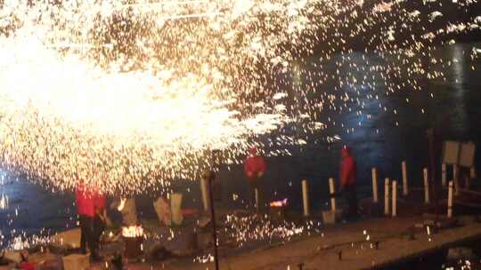 打铁花 传统表演 传统文化 节日气氛 夜景