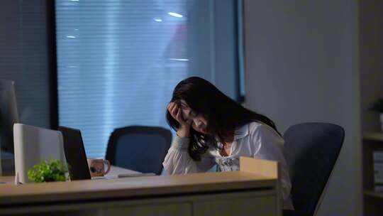 上班族加班 劳累辛苦