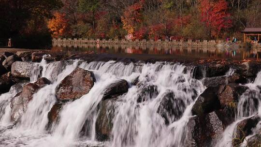 本溪大石湖景区内秋天的溪流瀑布