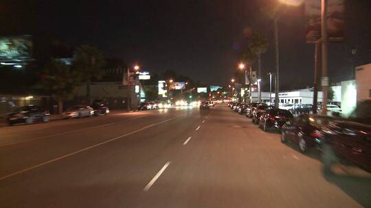 夜晚道路上行驶的车辆视频素材模板下载