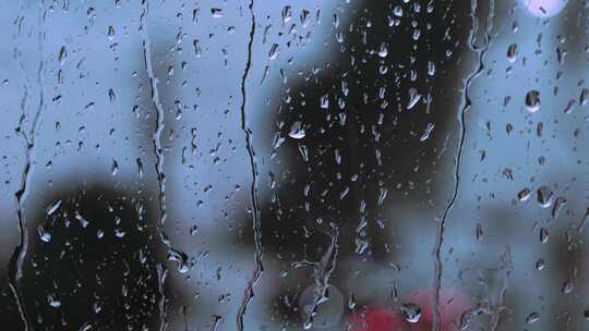 傍晚雨天水打在玻璃上