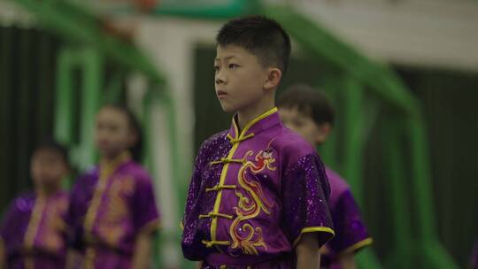 紫色衣服的学生练习武术