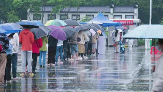 暴雨排队核酸检测的百姓