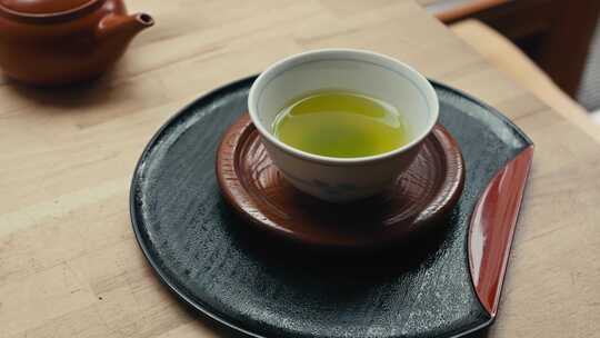 桌上茶具与盛有茶汤的茶杯