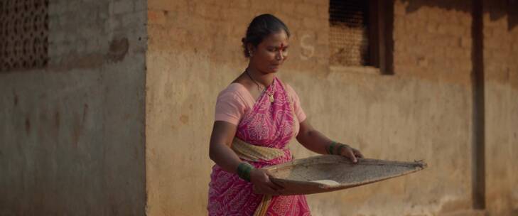 印度女人在筛米