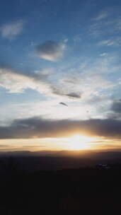 黎明时分云层背后的垂直视频太阳延时