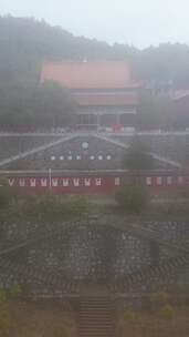 竖版航拍雨季迷雾中的城市