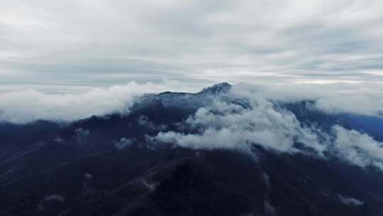 秦岭山脉云雾缭绕