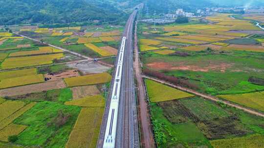 田野间的高铁线路航拍风光