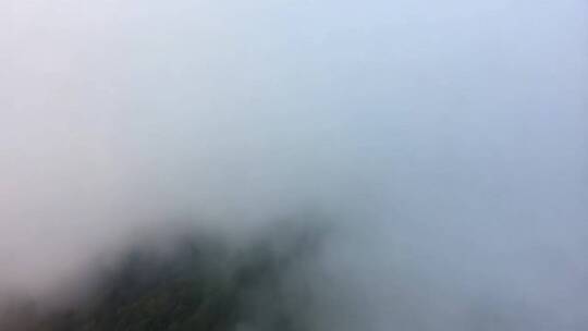 山间云雾弥漫景象