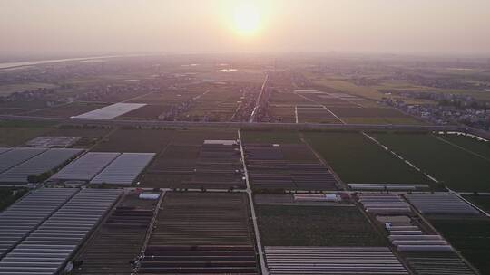 日落黄昏大型农场自然风景视频素材模板下载