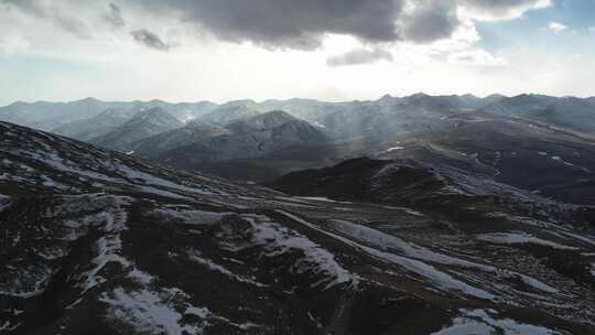 青海海南拉脊山雪山云朵航拍视频