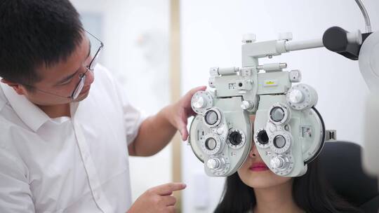 男验光师用先进仪器检查校准女顾客的视力
