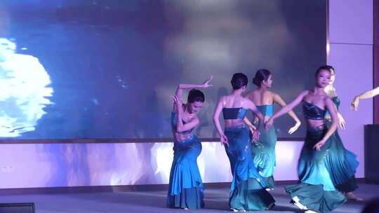 女性舞台舞蹈表演