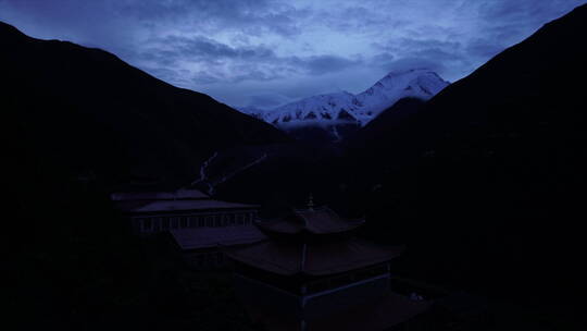 老贡嘎寺清晨光线延时 雪山 走云